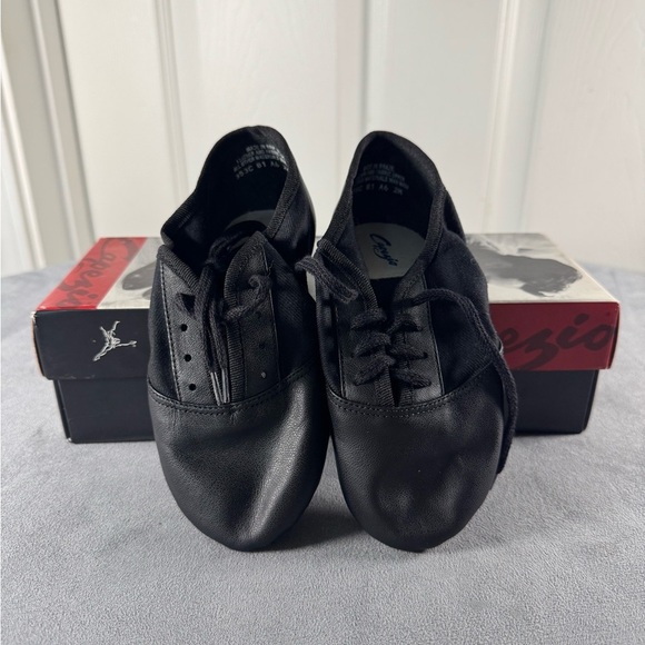 Capezio Children’s Black Split Sole Leather Lace Up Jazz Shoes Size 2 - Picture 1 of 4